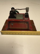 Antikes Blechspielzeug vor